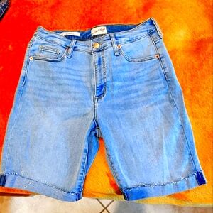 Universal Thread Women's Blue Jean Shorts Size: 29 Pre-owned HIGH RISE BERMUDA ✨